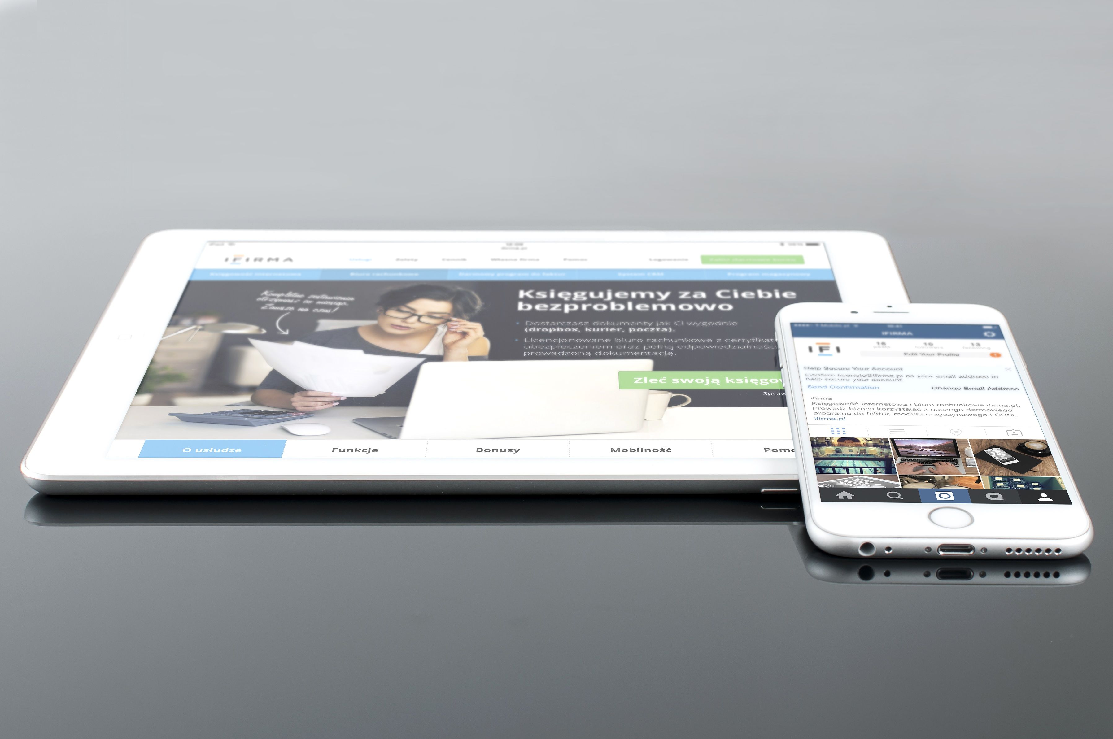 Site web professionnel affiché sur tablette et smartphone